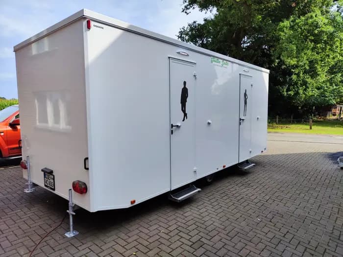 Toilettenwagen WC-600 von Toiletten Denter im Grünen